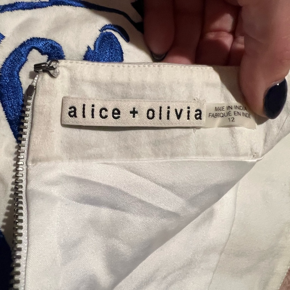 Alice + Olivia Blue & White High-Waist Printed Shorts - Picture 9 of 10